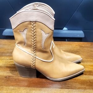 Universal Threads Women's Mid 7.5 Calf 10" Boot with Zipper and 2.75" heel.